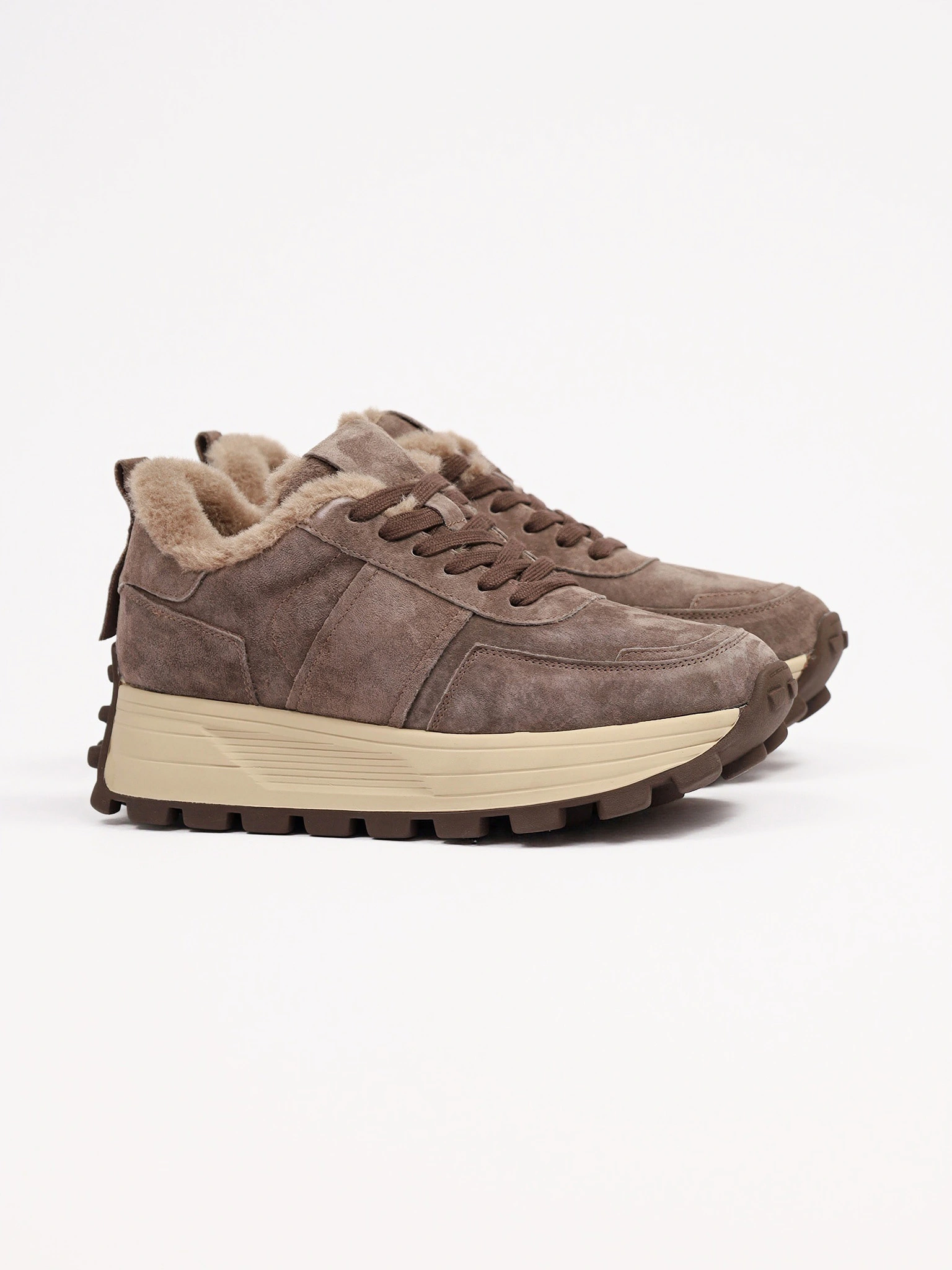 Кроссовки утепленные темно-коричневого цвета на рельефной подошве